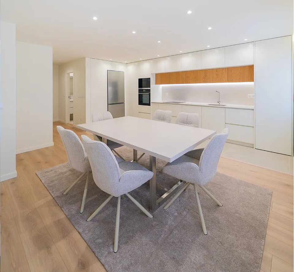Apartamento remodelado pela PROJota: sala de jantar em open space com cozinha, teto falso com iluminação embutida e pavimento em madeira